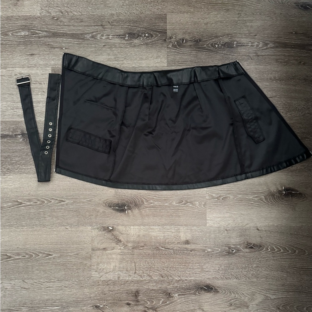 Black Zipper Faux Leather Skirt (XXS) - Picture 3 of 4